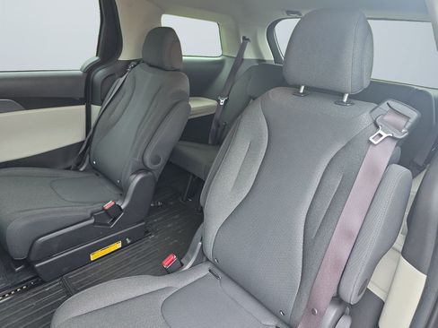 Used 2022 Kia Carnival LX FWD image 15