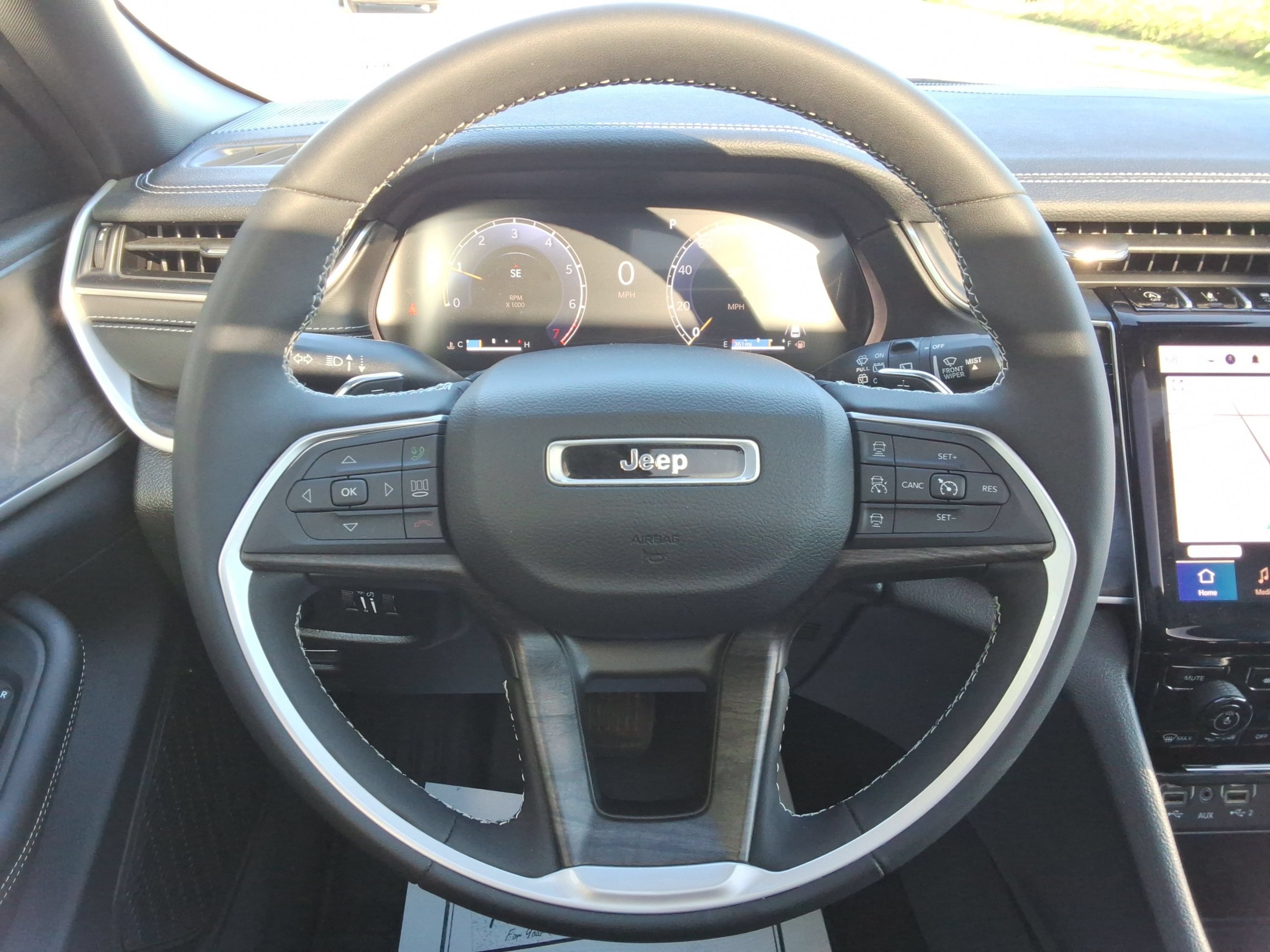 Used 2024 Jeep Grand Cherokee Limited AWD/4WD image 11