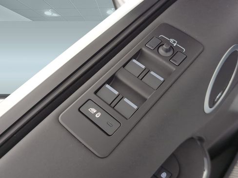 Certified 2025 Land Rover Discovery S image 11