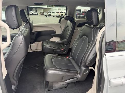 Used 2024 Chrysler Pacifica Touring-L FWD image 10