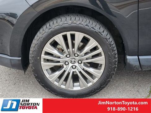 Used 2023 Toyota Venza Limited image 14