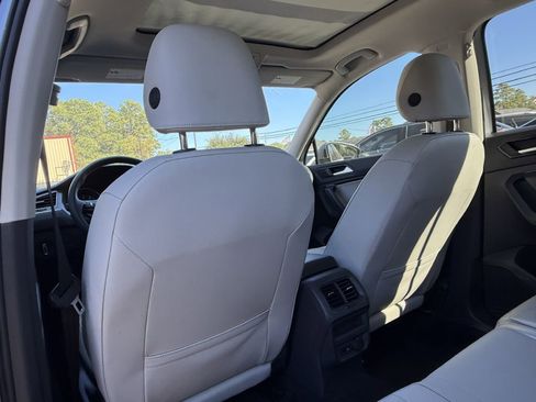 Used 2021 Volkswagen Tiguan SE w/ Panoramic Sunroof Package image 35