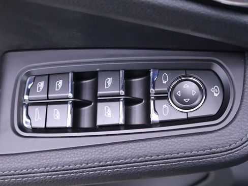 Certified 2025 Porsche Macan AWD/4WD image 16