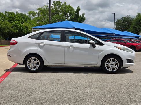 Used 2016 Ford Fiesta SE FWD image 2