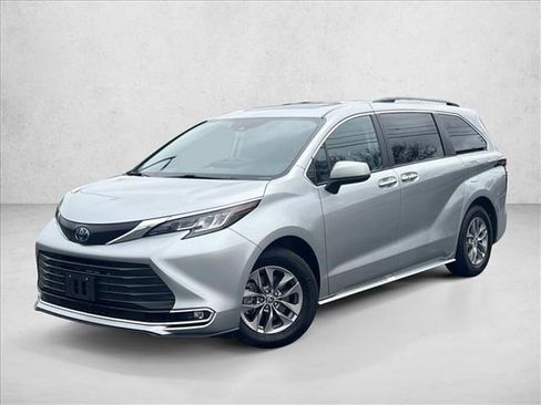 Used 2023 Toyota Sienna XLE image 1