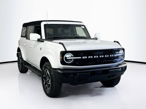 Used 2024 Ford Bronco Outer Banks image 3