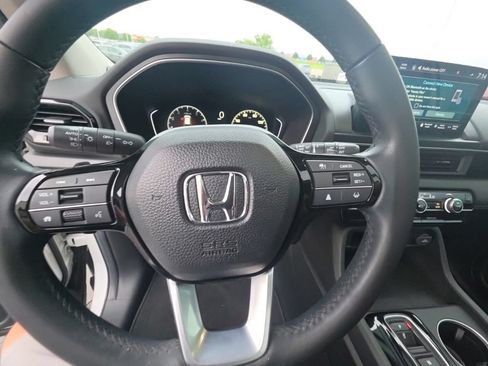 Used 2025 Honda Pilot Touring image 17