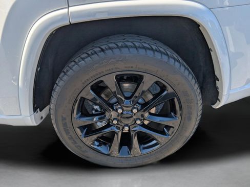 Used 2022 Jeep Grand Cherokee Laredo X image 17