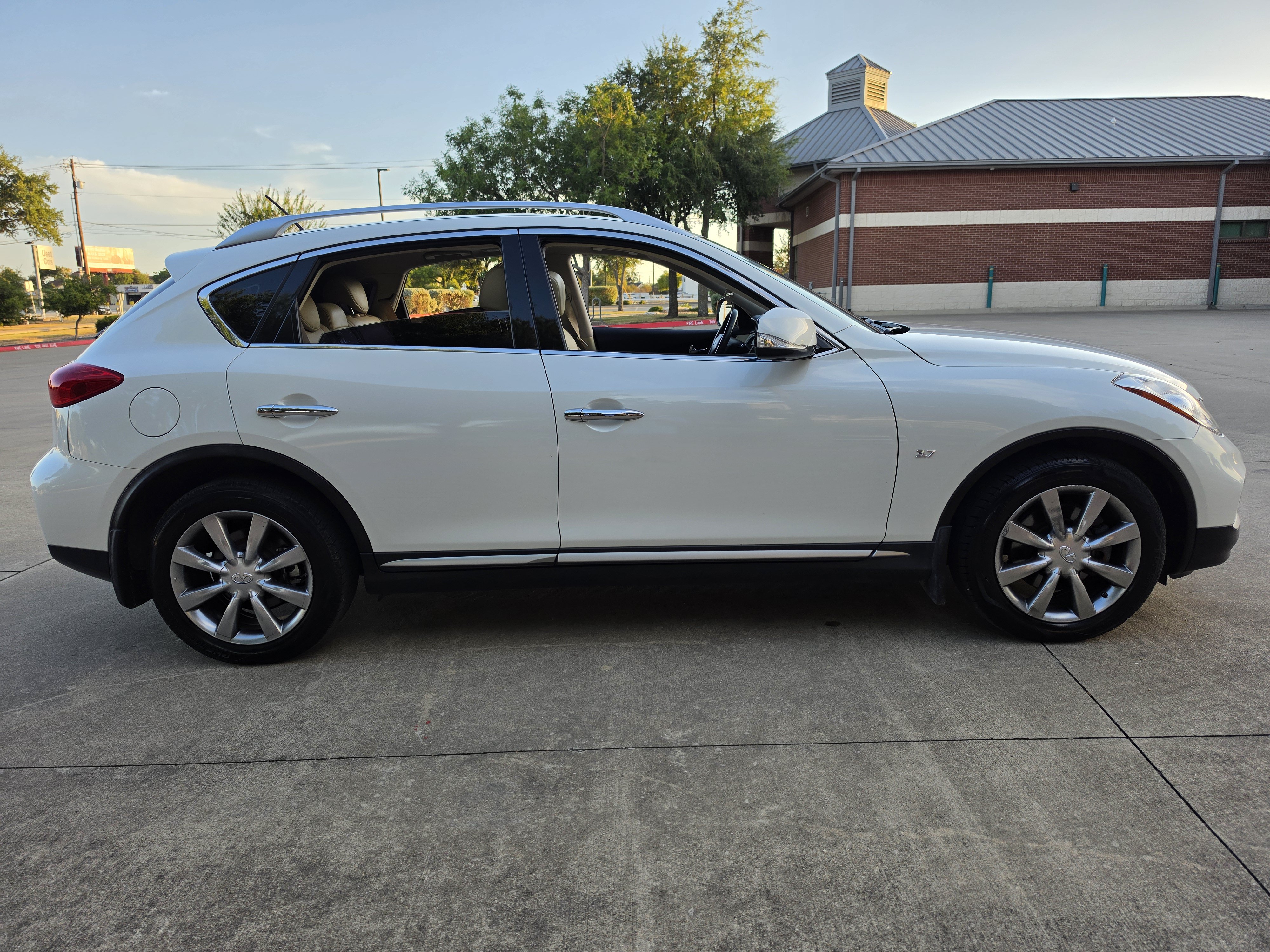 Used 2017 INFINITI QX50 AWD w/ Premium Plus Package image 8