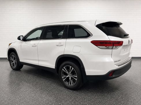 Used 2019 Toyota Highlander LE FWD image 2