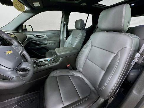 Used 2023 Chevrolet Traverse LT w/ LT Premium Package image 11