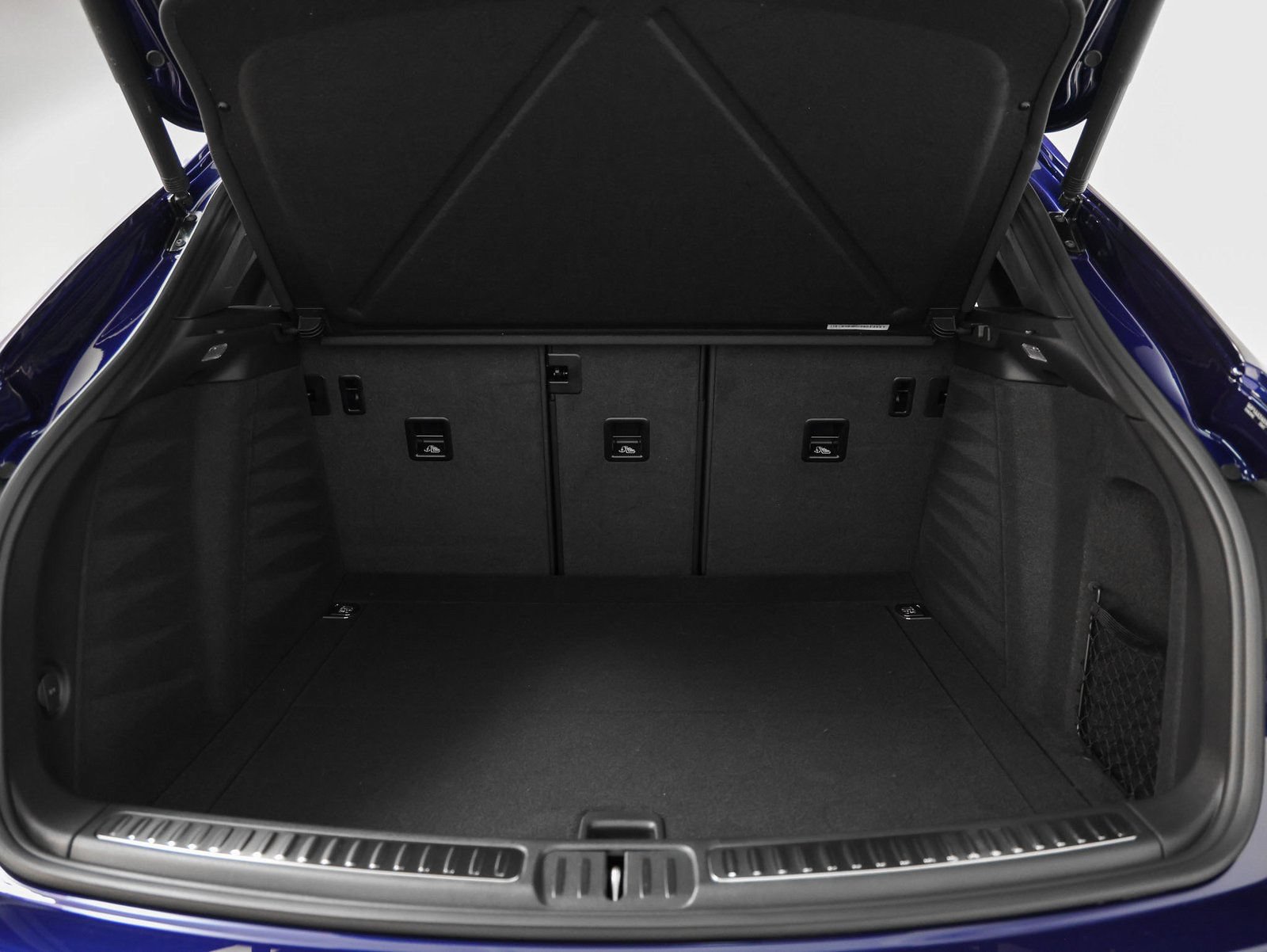 Certified 2025 Porsche Macan AWD/4WD image 16