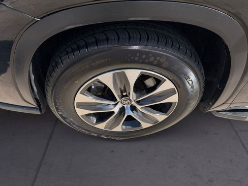 Used 2021 Toyota Highlander XLE image 14