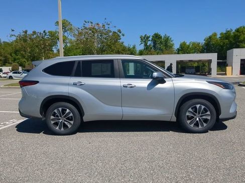 Used 2023 Toyota Highlander XLE image 3