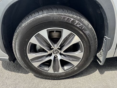 Used 2021 Toyota Highlander XLE AWD/4WD image 27