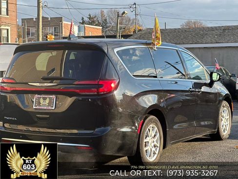Used 2024 Chrysler Pacifica Touring-L image 8