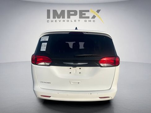 Used 2023 Chrysler Voyager LX FWD image 4