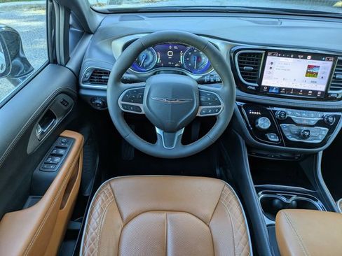 Used 2024 Chrysler Pacifica Pinnacle w/ Trailer Tow Group image 25