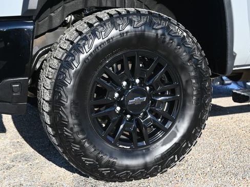 Used 2024 Chevrolet Silverado 2500 ZR2 w/ Technology Package image 29