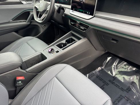 Used 2025 Volkswagen Tiguan SE w/ Panoramic Sunroof Package image 15