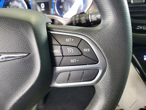 Used 2017 Chrysler Pacifica LX FWD image 25