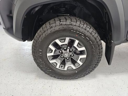 Used 2020 Toyota Tacoma TRD Off-Road w/ Technology Package AWD/4WD image 9