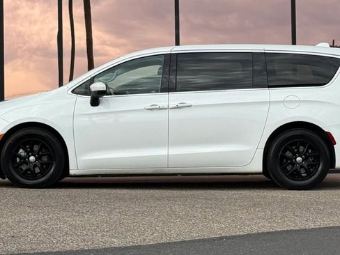 Used 2017 Chrysler Pacifica Touring FWD image 4