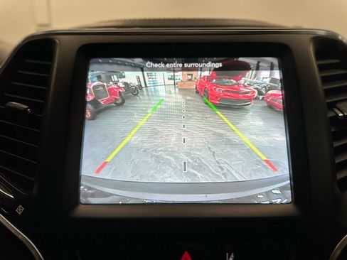 Used 2022 Jeep Cherokee Latitude Lux w/ Sun & Sound Group image 30