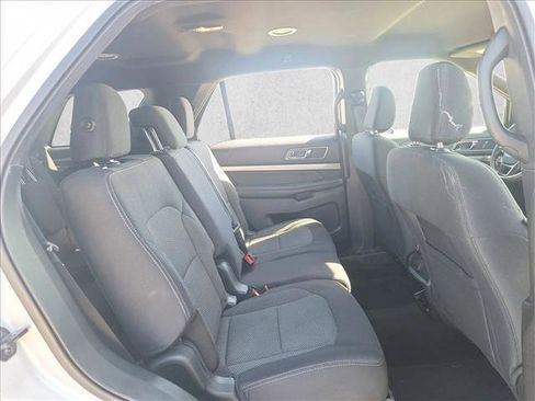 Used 2019 Ford Explorer XLT image 19