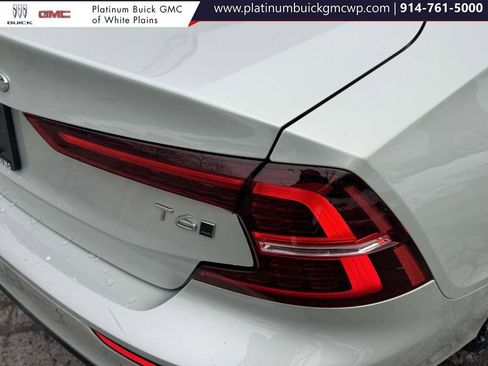 Used 2019 Volvo S60 T6 Momentum w/ Premium Package image 10