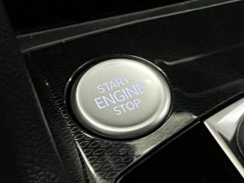 New 2025 Volkswagen Taos SE image 15