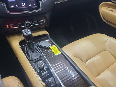 Used 2018 Volvo XC90 T5 Momentum w/ Momentum Plus Package AWD/4WD image 34