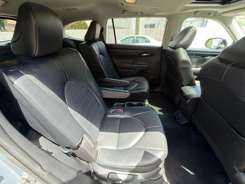 Used 2021 Toyota Highlander XLE AWD/4WD image 23