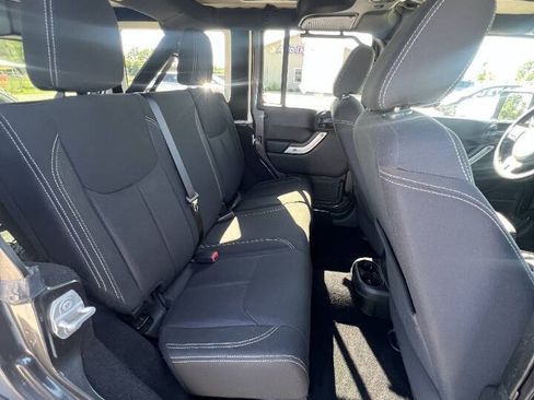 Used 2018 Jeep Wrangler Unlimited Sahara w/ Connectivity Group AWD/4WD image 16