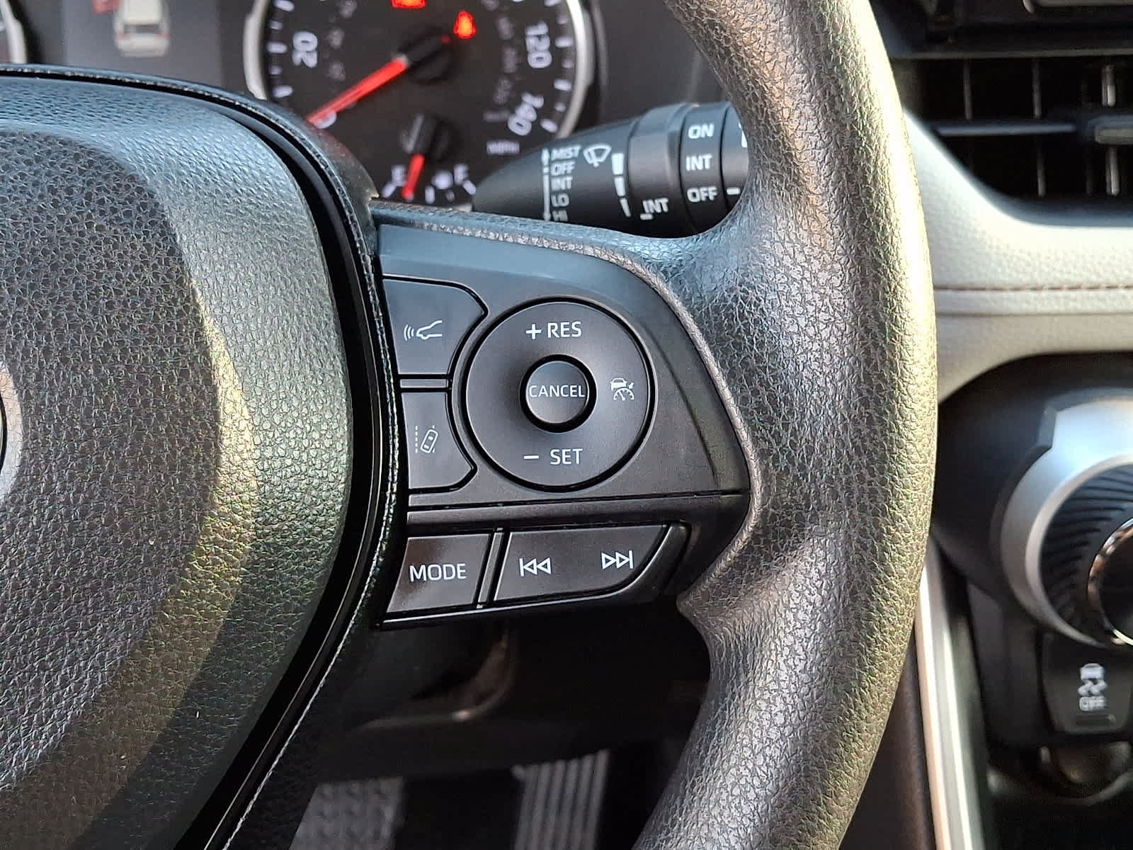 Used 2019 Toyota RAV4 XLE w/ Convenience Package FWD image 25