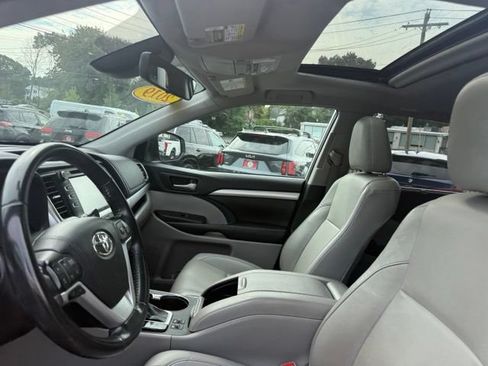 Used 2019 Toyota Highlander XLE AWD/4WD image 17