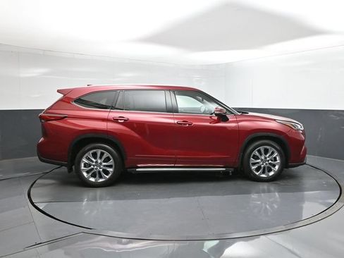 Used 2023 Toyota Highlander Limited FWD image 11
