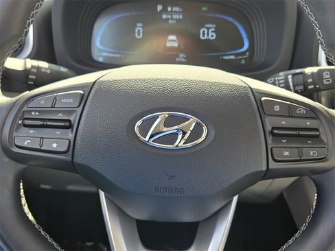 Certified 2025 Hyundai Venue SEL image 29