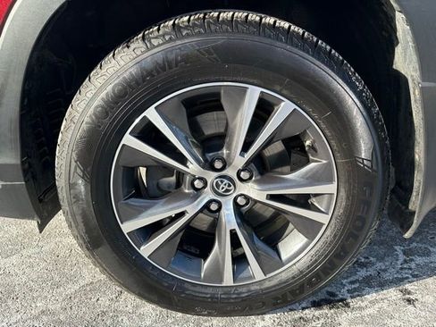 Used 2017 Toyota Highlander LE image 13