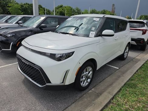 Certified 2025 Kia Soul LX w/ LX Technology Package FWD image 2