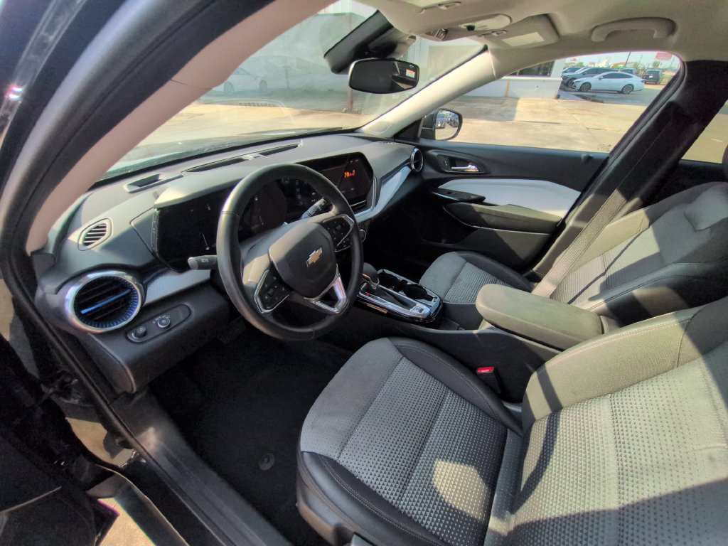 Used 2025 Chevrolet Trax LT w/ LT Convenience Package FWD image 15