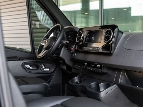 Used 2024 Mercedes-Benz Sprinter 2500 image 39
