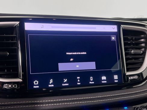 Used 2024 Chrysler Pacifica Select image 28