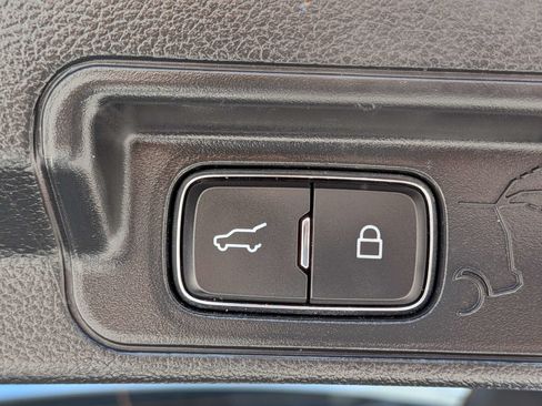Used 2022 Ford Explorer XLT w/ Equipment Group 202A AWD/4WD image 17