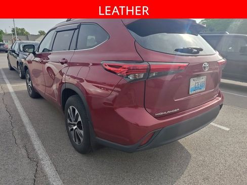 Used 2022 Toyota Highlander XLE AWD/4WD image 4