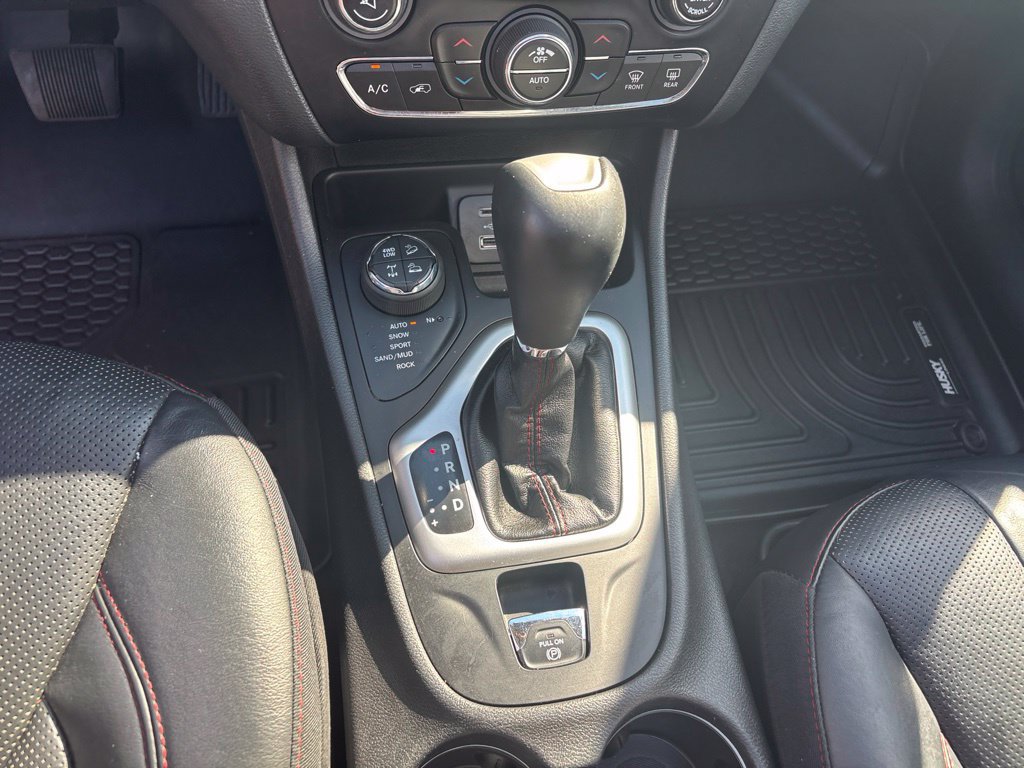 Used 2017 Jeep Cherokee Trailhawk AWD/4WD image 15