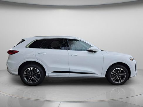 Certified 2025 Audi Q5 Premium w/ Convenience Package AWD/4WD image 5