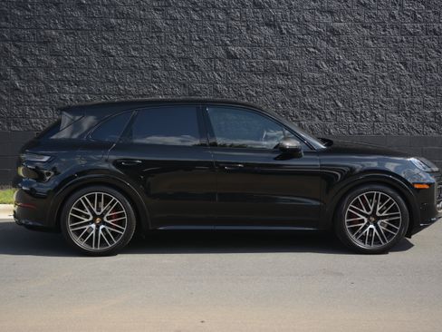 Used 2025 Porsche Cayenne GTS AWD/4WD image 8