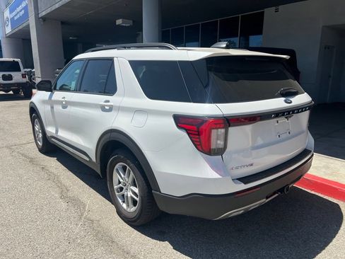 Used 2025 Ford Explorer Active w/ Active Comfort Package RWD image 4