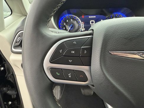 Used 2024 Chrysler Pacifica Touring-L image 12